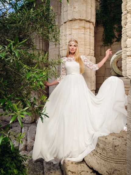 Гордо изправена булка в рокля от колекция Curvy, голям размер сватбени рокли, сред антична архитектура