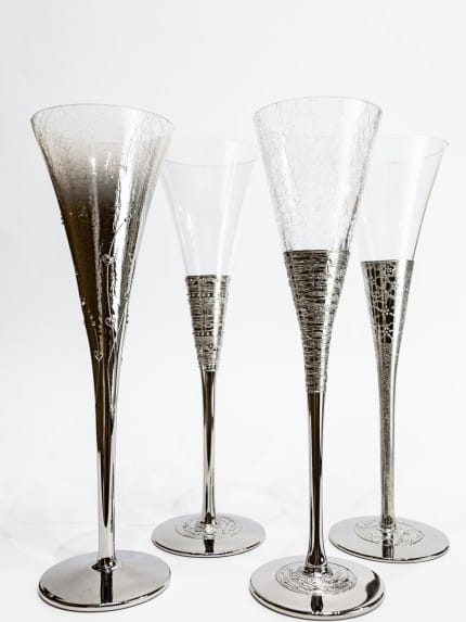 Стъклени сватбени чаши със сребърна орнаментика