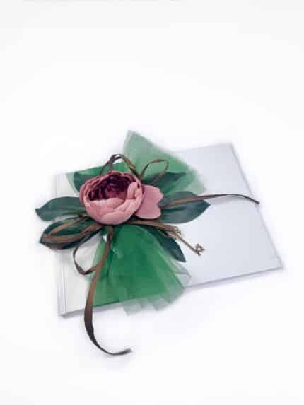 Ръчно декорирана сватбена книга за пожелания с цветя и панделки.