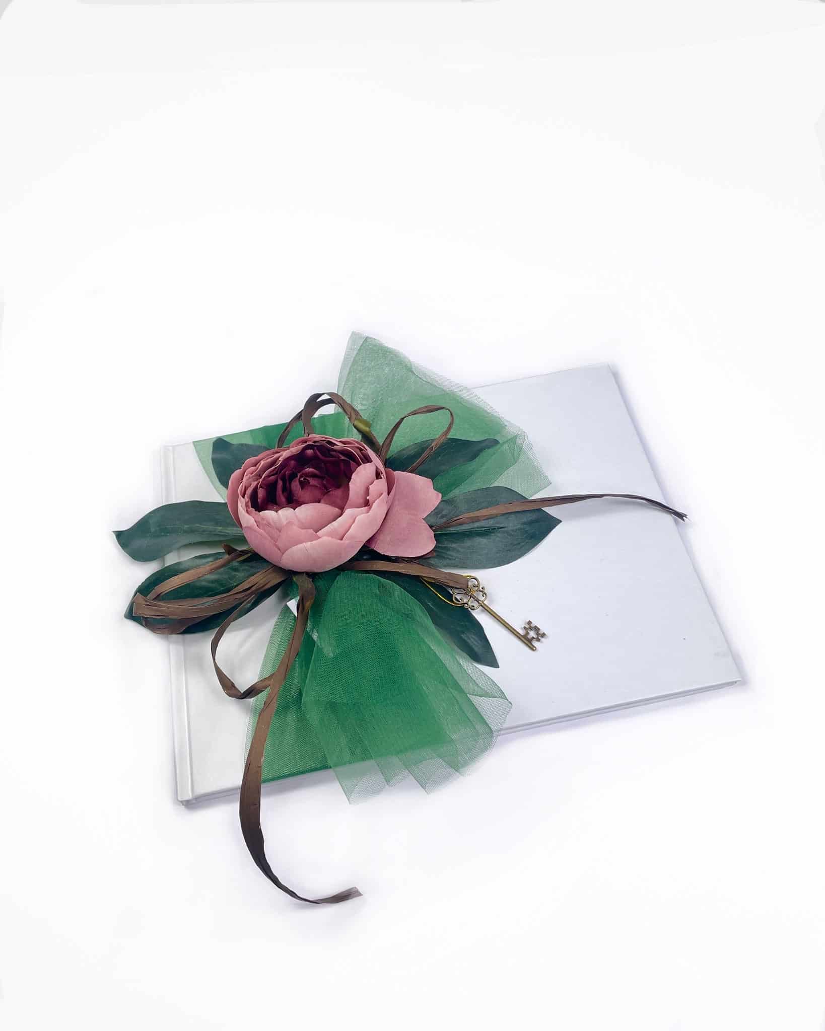 Ръчно декорирана сватбена книга за пожелания с цветя и панделки.