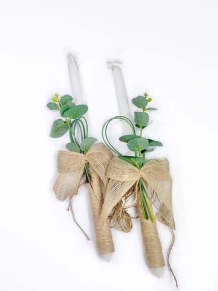 Ритуални свещи за църква със зелени листа и рустик ленти за сватбена церемония