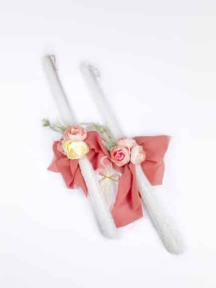 Ритуални свещи за черковен брак украсени с розови и жълти цветя за сватбена церемония
