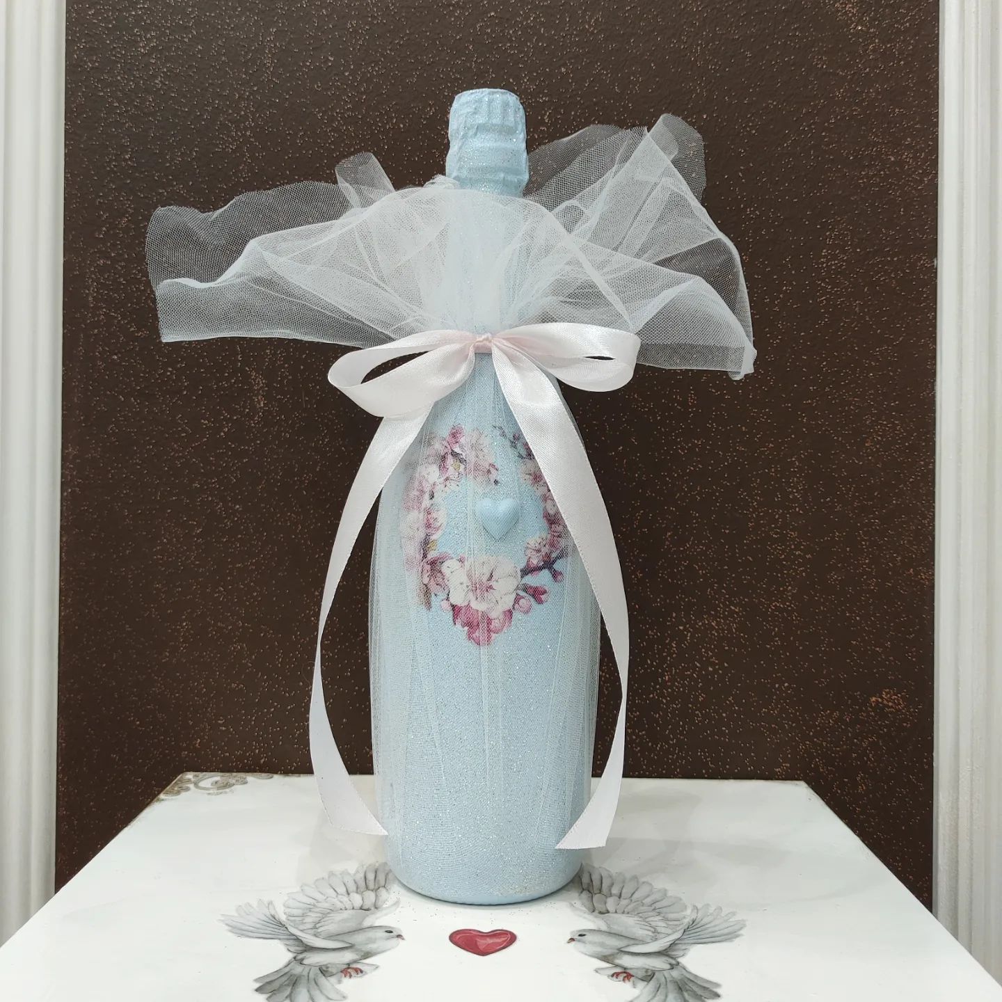 Украсени бутилки от топ списък със задължителни сватбени аксесоари за всеки стил сватба в сватбен магазин myWEDDING