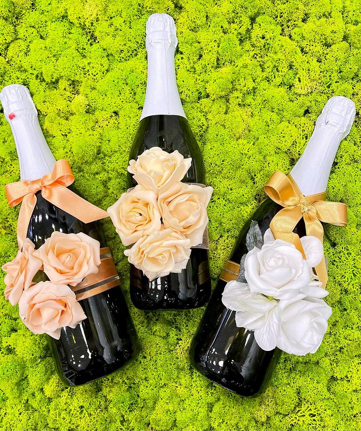Украсени бутилки, представящи топ тенденции за украса за сватба 2024