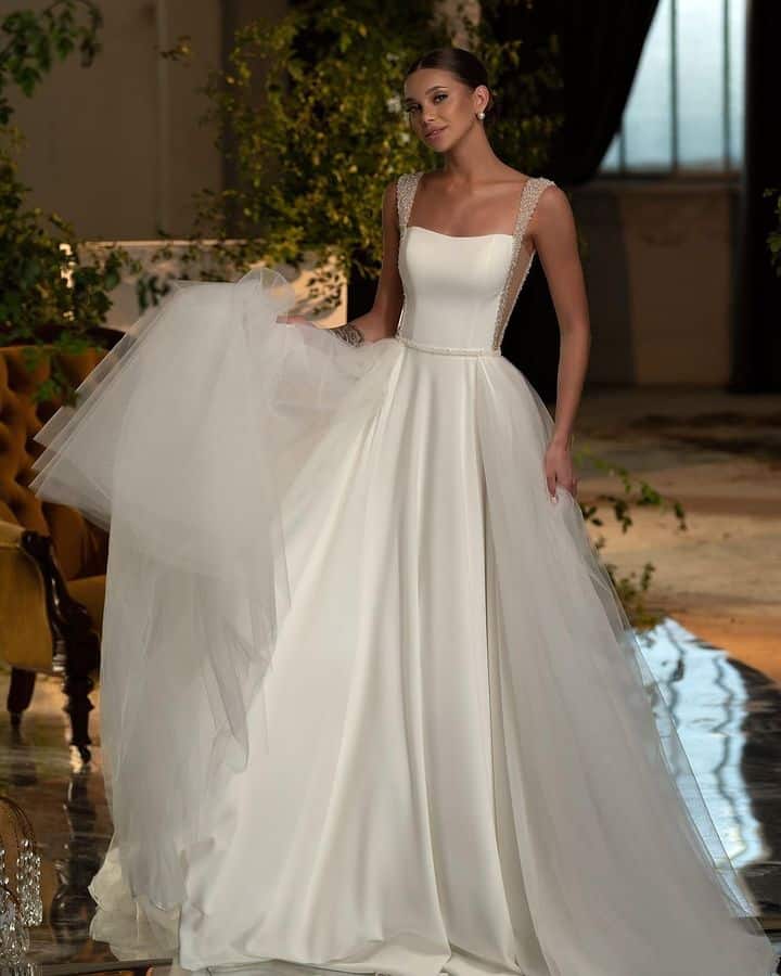 Модел с ексклузивна булчинска рокля от сватбен магазин MyWEDDING