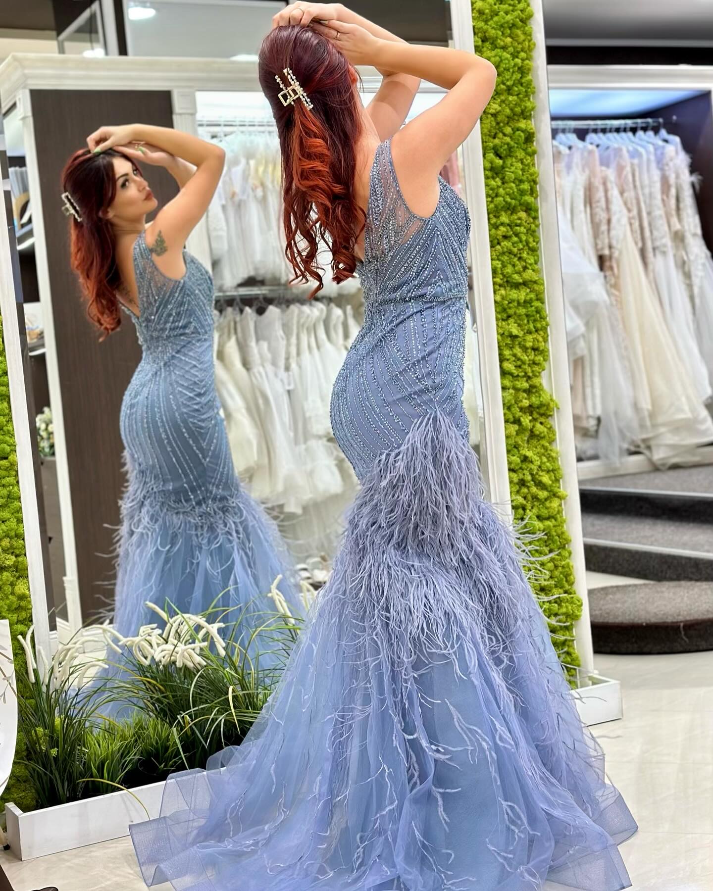 Модел, представящ уникални абитуриентски рокли нова колекция от myWEDDING