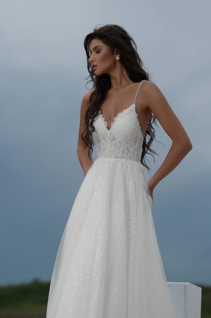 Нежна булчинска рокля 2024 с изискана дантела и изчистен дизайн, представена в елегантна сватбена атмосфера