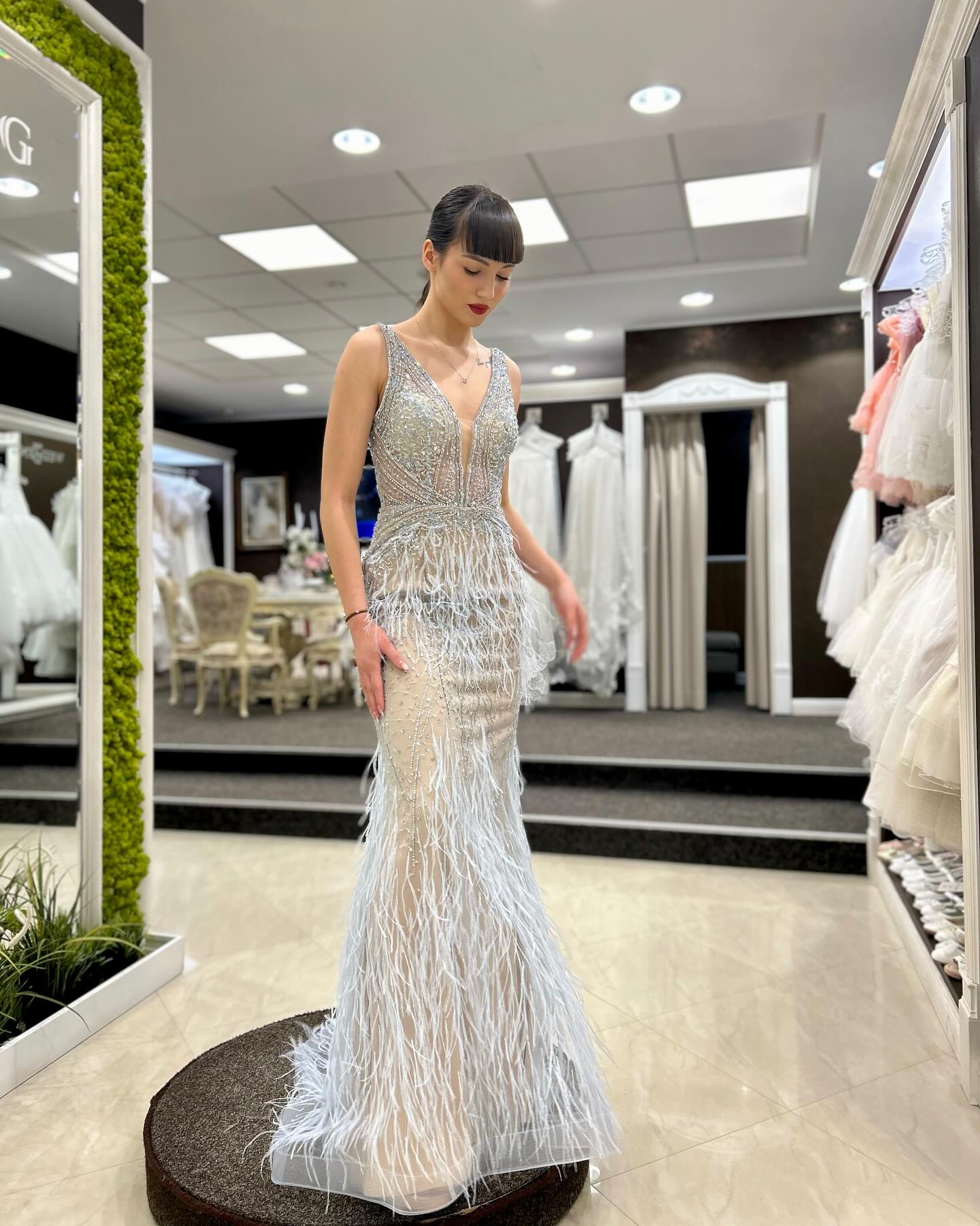 Модел представящ елегантни абитуриентски рокли по поръчка 2024, отразяваща индивидуалността и стилът на модела