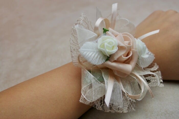 Сватбени гривни за шаферки с рози и ленти, декорирана с бели мъниста и ефирна дантела, идеална за сватбени тържества - сватбени бутониери, шаферски гривни