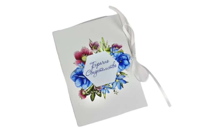 Луксозна папка за сватбено свидетелство украсена с рози - запазете спомените от вашия специален ден