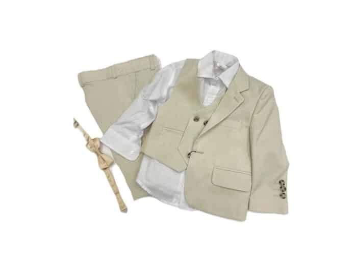 Официален костюм за дете с папийонка, включващ сако, панталон и риза, елегантно подреден на бял фон.