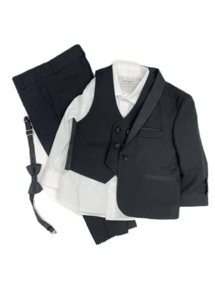 Елегантен черен детски костюм за момче с риза, сако, панталон, елек, сако и папийонка на бял фон.