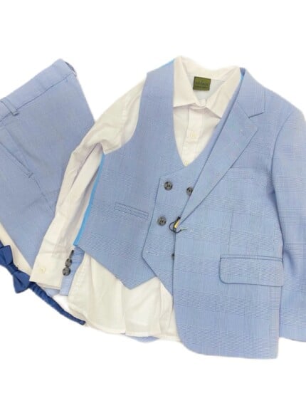 Синьо стилно детско официално костюмче с папийонка, панталон и риза, подредено на бял фон.