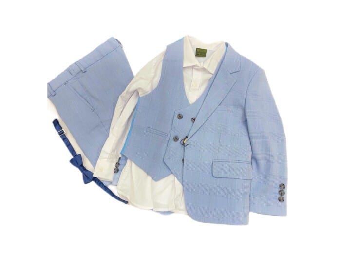 Синьо стилно детско официално костюмче с папийонка, панталон и риза, подредено на бял фон.