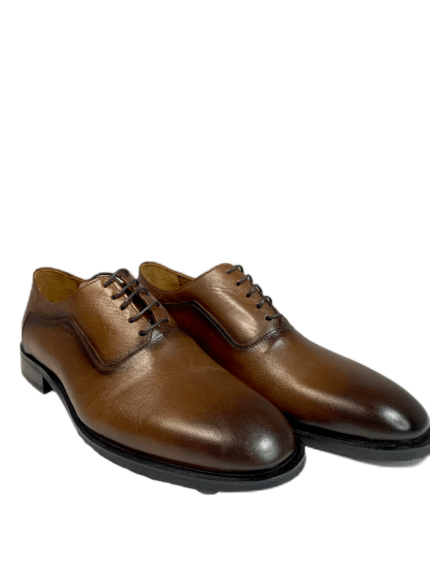 Елегантни мъжки кожени обувки в класически кафяв цвят, идеални за всякакви случаи, от офиса до специални събития.