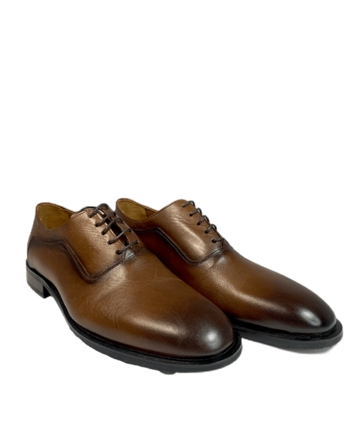 Елегантни мъжки кожени обувки в класически кафяв цвят, идеални за всякакви случаи, от офиса до специални събития.