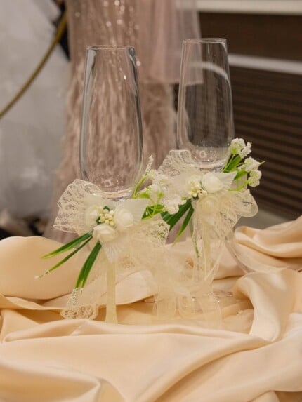 украсени сватбени чаши с връзка за сватбен ритуал