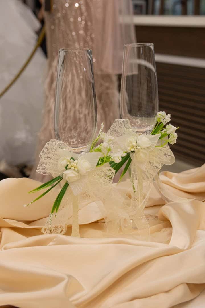 украсени сватбени чаши с връзка за сватбен ритуал