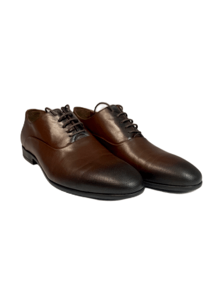 Изискани мъжки обувки с кафяв цвят, елегантни и подходящи за официални поводи и в ежедневието.