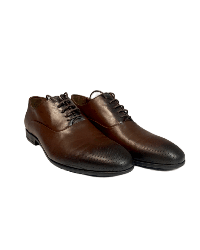 Изискани мъжки обувки с кафяв цвят, елегантни и подходящи за официални поводи и в ежедневието.