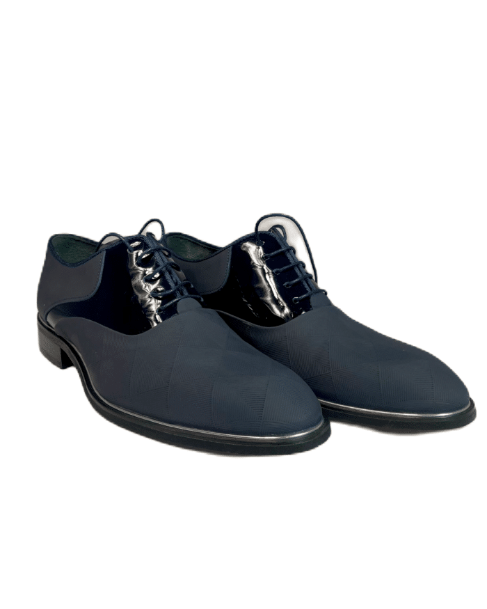 Модерни мъжки обувки с тъмносин цвят от матирана кожа с детайли от лак, които комбинират модерен дизайн и функционалност за впечатляващ завършек на всеки аутфит