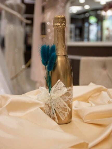 сватбена бутилка шампанско със синя декорация