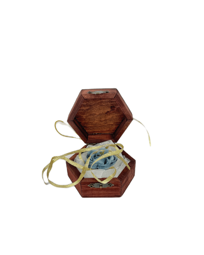Дървена кутия за халки за сватба с ръчна украса и златисти детайли.