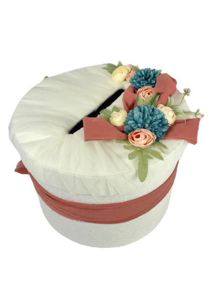 Кръгли кутии за пари за сватба, елегантно украсени с цветя и панделки, идеални за събиране на сватбени подаръци и пожелания.
