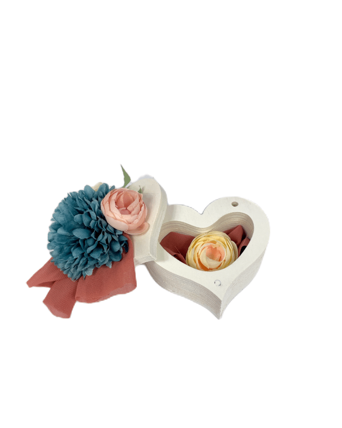 Сърцевидна поставка за халки за сватба с красиви цветя и ръчна украса