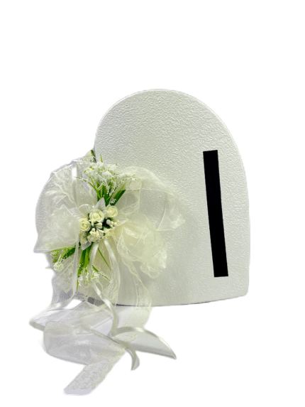 Елегантна бяла кутия за пликове и пари за сватба, украсена с рози и панделки, идеална за събиране на пожелания.