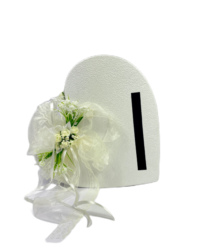 Елегантна бяла кутия за пликове и пари за сватба, украсена с рози и панделки, идеална за събиране на пожелания.