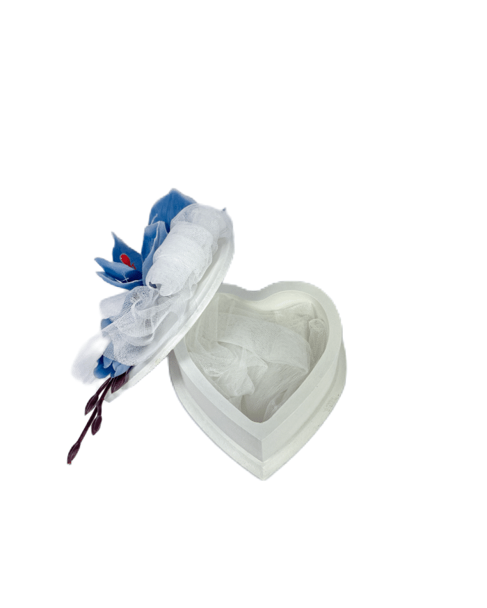 Сватбена кутия за брачни халки с ръчна декорация и сърцевидна форма.