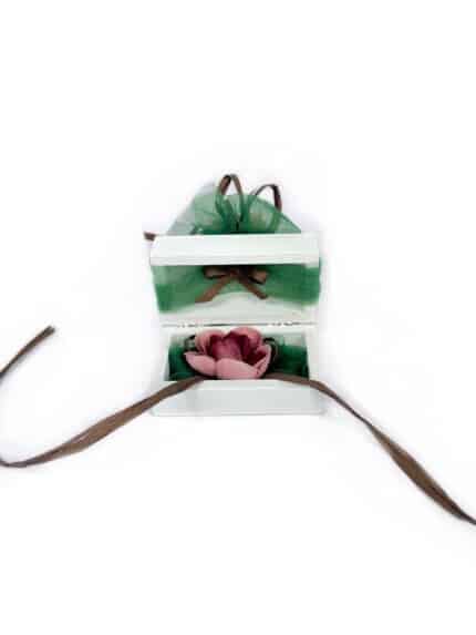 Елегантна сватбена кутия за брачни халки, украсена с ръчно изработени цветя