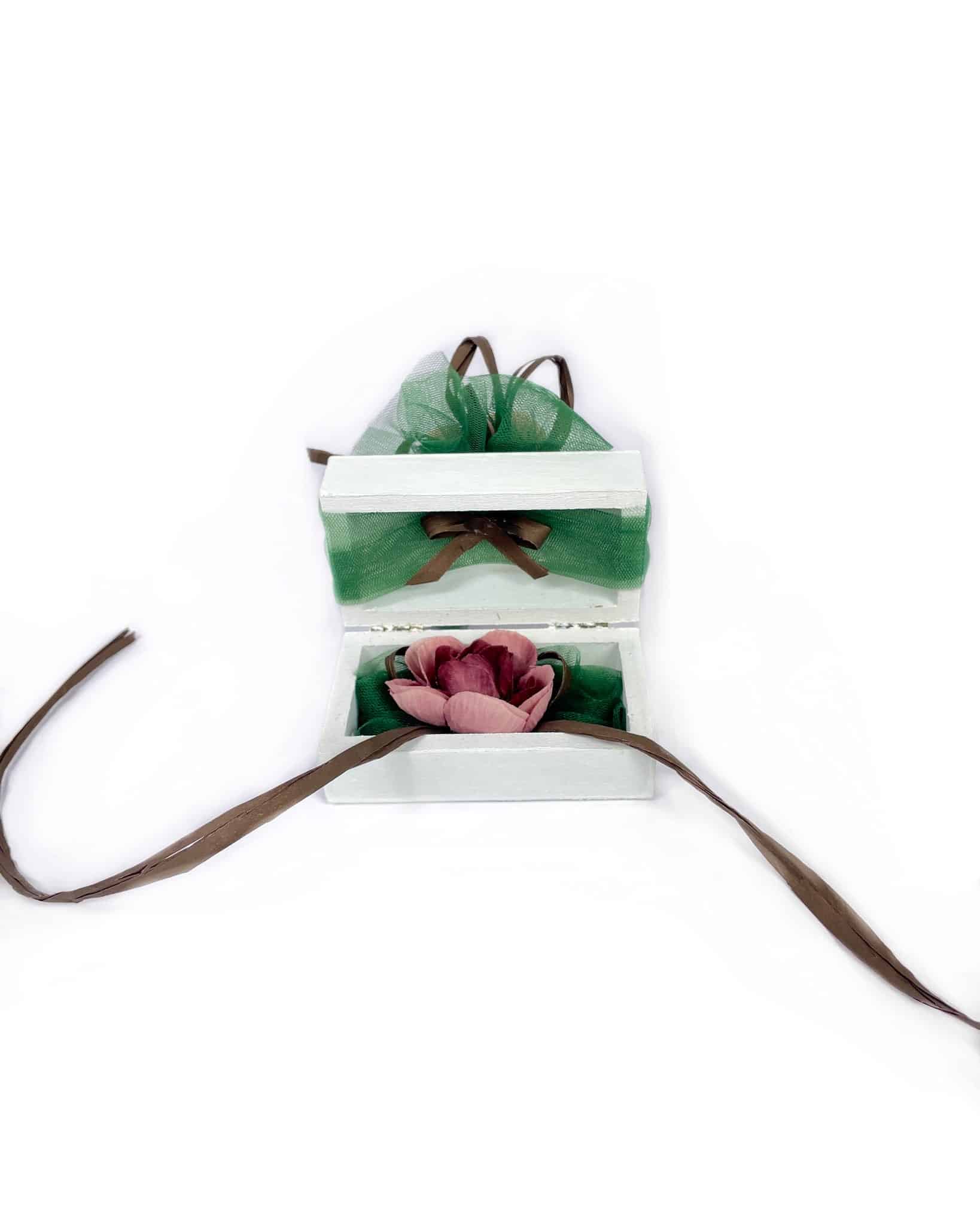 Елегантна сватбена кутия за брачни халки, украсена с ръчно изработени цветя