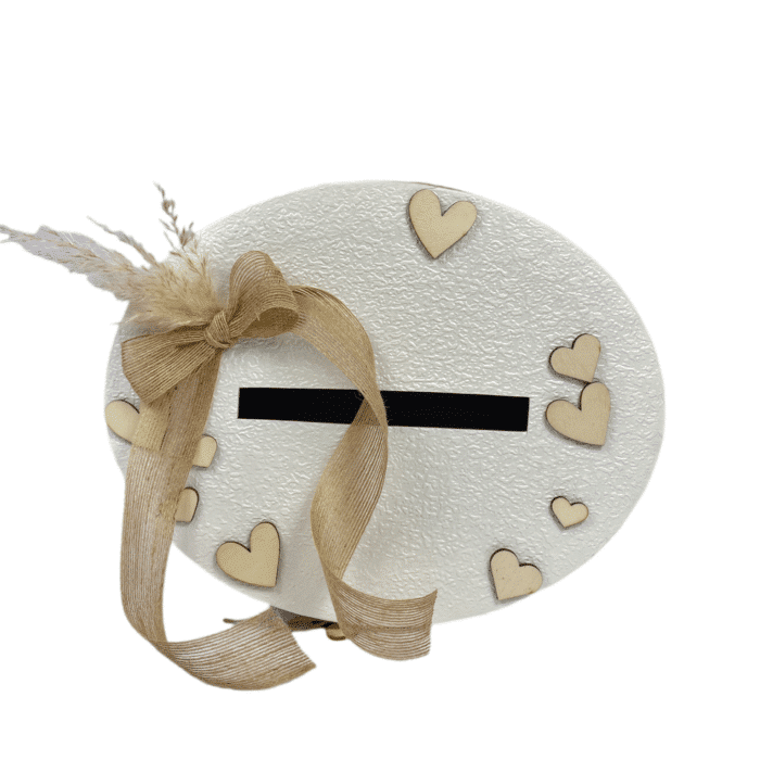 Сватбена кутия за пликове и пари, украсена с дървени сърца и златисти панделки, създаваща топла и романтична атмосфера.