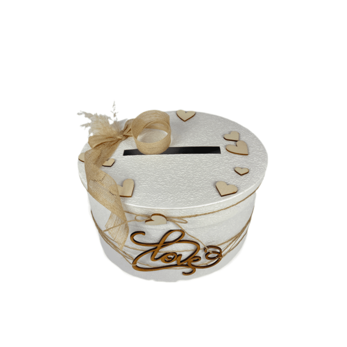 Сватбена кутия за пликове и пари, украсена с дървени сърца и златисти панделки, създаваща топла и романтична атмосфера.
