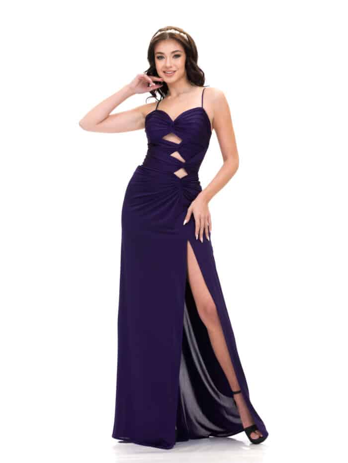 Жена облечена в елегантна официална рокля с цепка и прорези от Сватбен център myWEDDING 8056