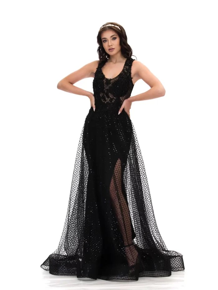Изискана черна официална рокля с гол гръб, декорирана с 3D дантела и кристали, предлагана от Сватбен център myWEDDING
