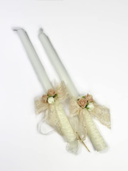 Ритуални свещи за църковен брак с дантела и нежни цветя за тържествена сватбена церемония