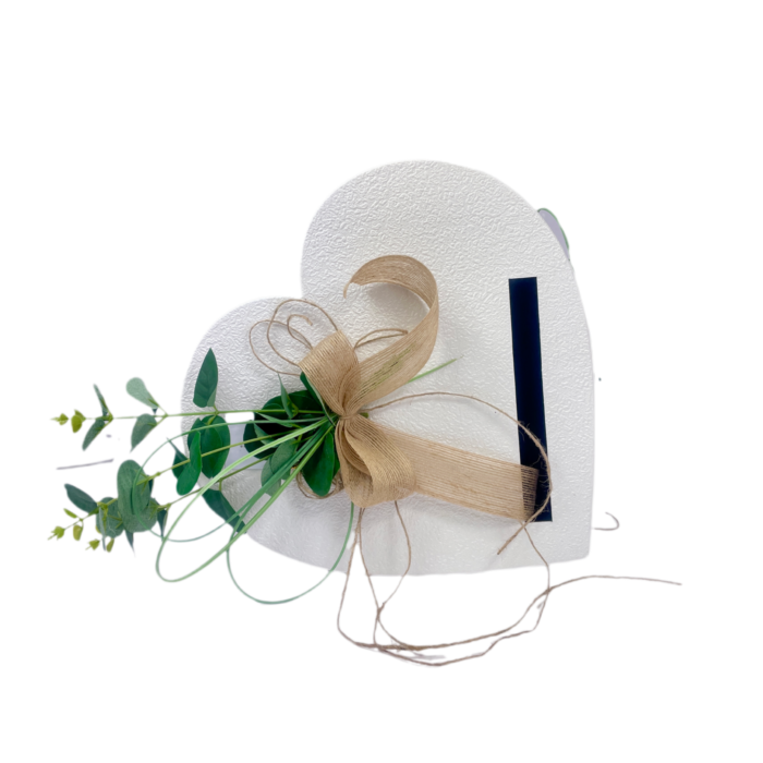 Сватбени кутии за пари, украсени с натурални зелени растения и ръчно вързана панделка, създаваща естествен и изискан вид.