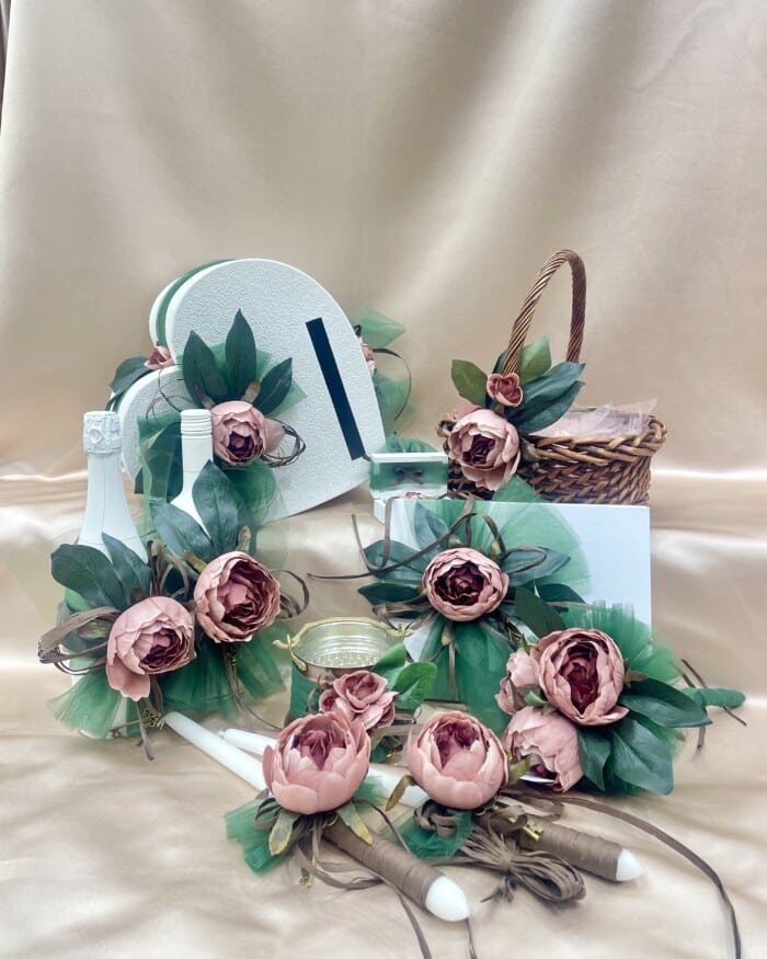 Луксозен сватбен комплект с кутия за пари, кошница за късмети и булчински аксесоари на фона на елегантен текстил.