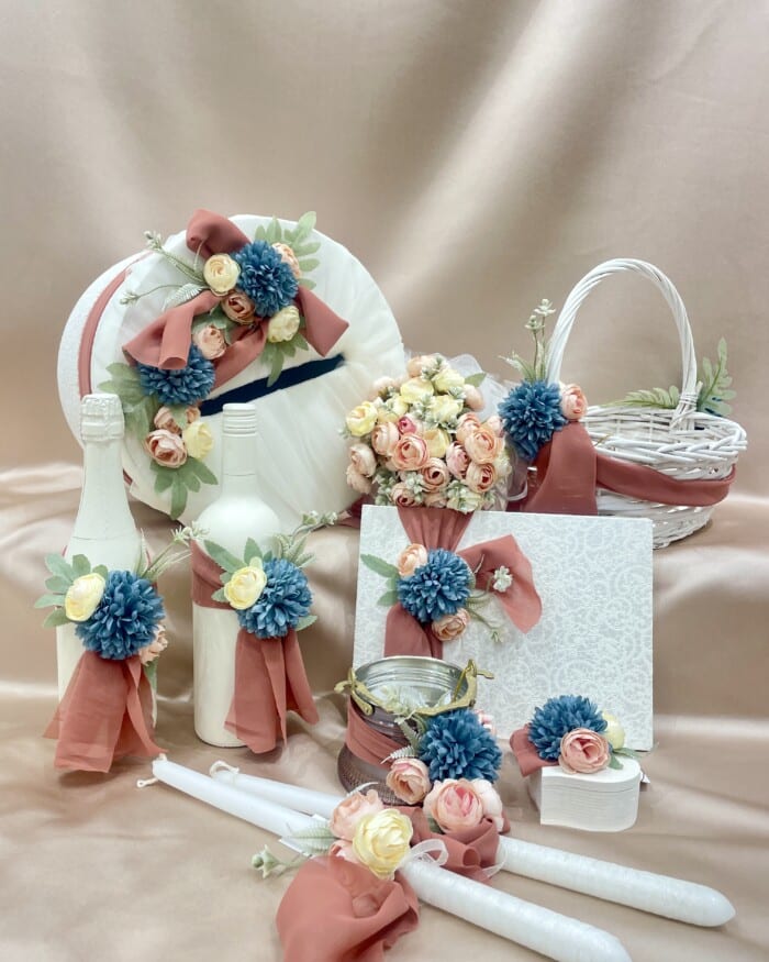 Комплекти сватбени аксесоари с розови и сини детайли, перфектен за добавяне на цветен акцент към сватбената церемония.