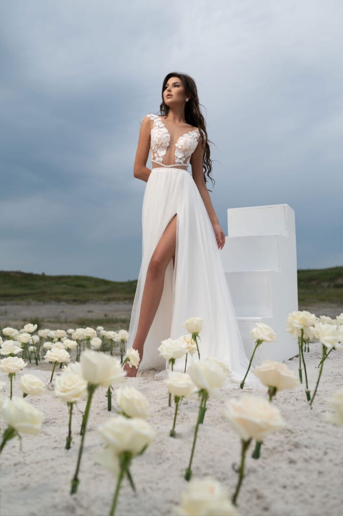 Изрязана сватбена рокля Мариса с флорални акценти и елегантна цепка