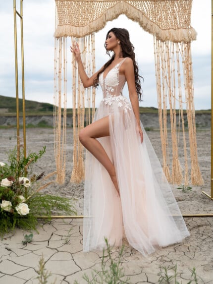 Супер секси сватбена рокля Робин с изящни бродерии и дълъг воал, предлагана от myWEDDING