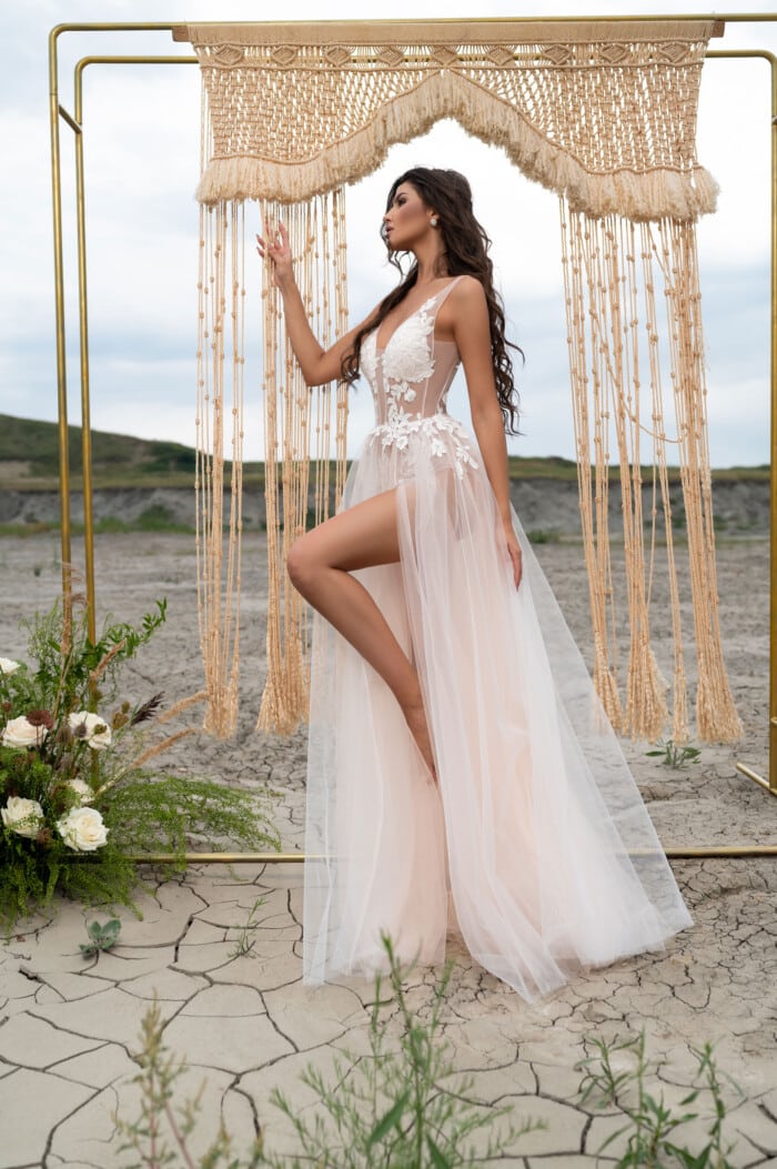 Супер секси сватбена рокля Робин с изящни бродерии и дълъг воал, предлагана от myWEDDING