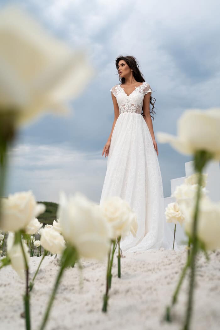 Дантелена сватбена рокля "Самър" с изящен бродиран тюл и ръчно изработени детайли на фона на плажна обстановка.