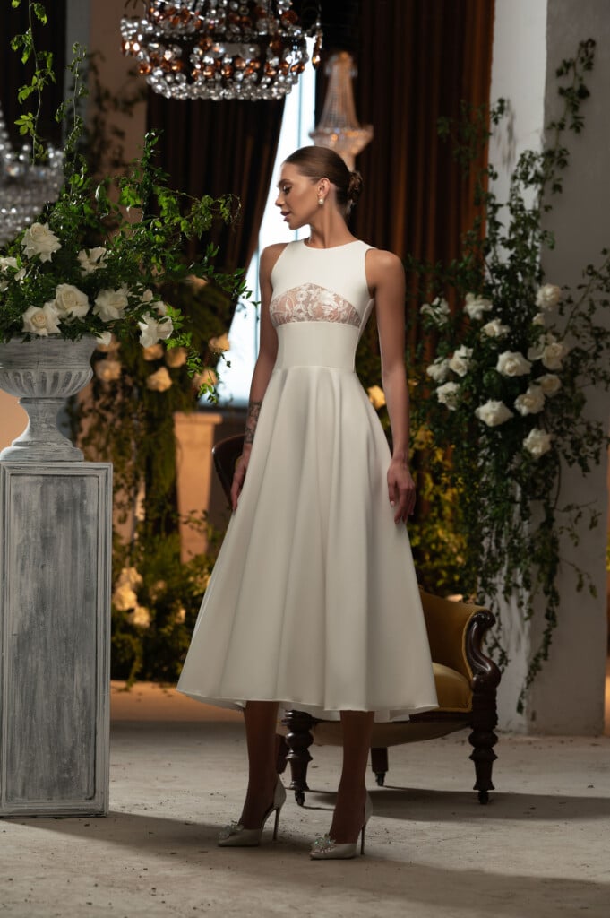 Елегантна сватбена рокля с А-силует и дантелен топ, представена в Сватбен център myWEDDING.