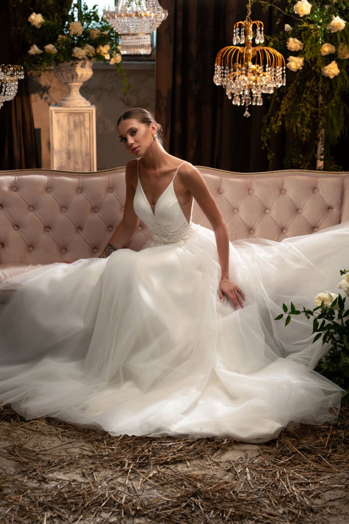 Модел със сватбена рокля Ивет с дълъг шлейф и отворен гръб, предложена в Сватбен център myWEDDING